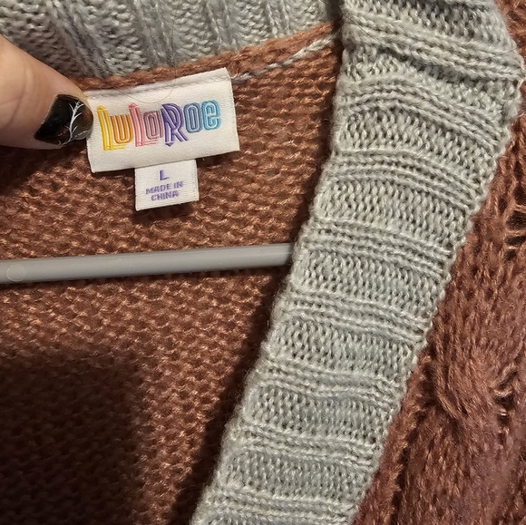 Rose gold and light green sweater. - Picture 4 of 6